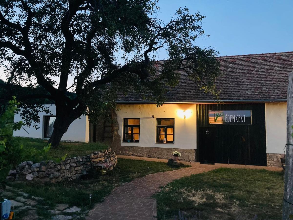 Edenkert Vendeghazak Hotel Pécsvárad Buitenkant foto