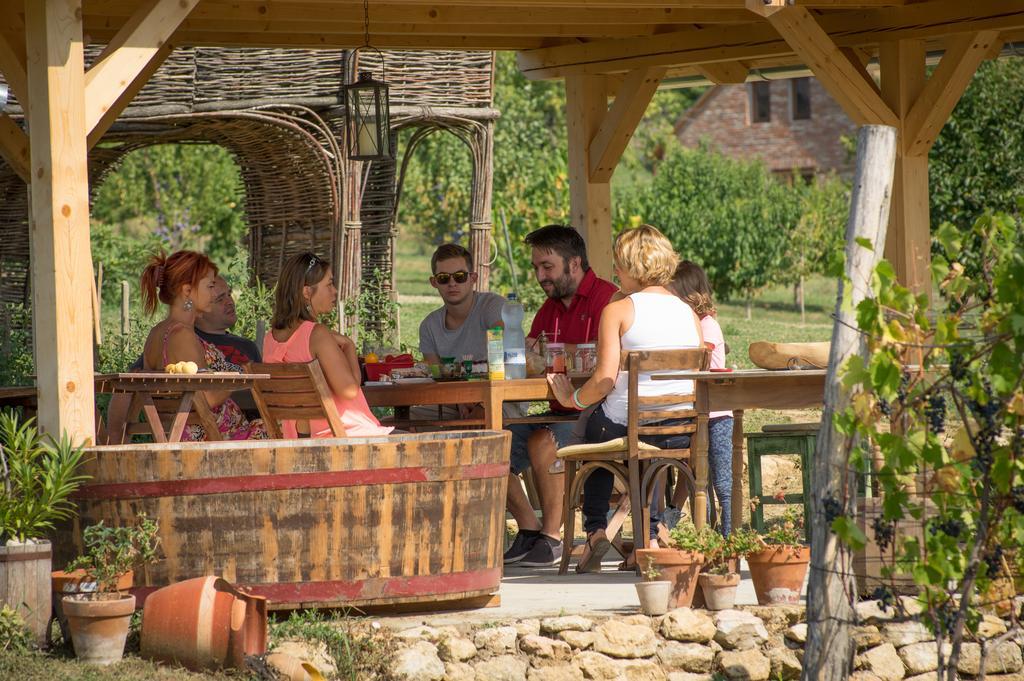 Edenkert Vendeghazak Hotel Pécsvárad Buitenkant foto